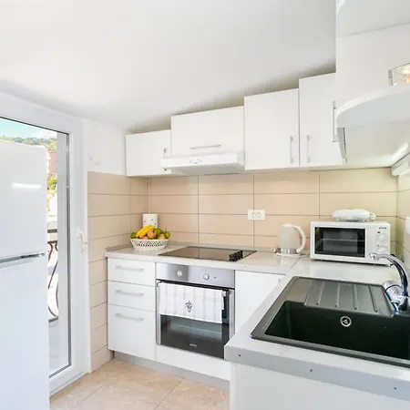Family Friendly Seaside Podstrana, Split - 13725 Apartament