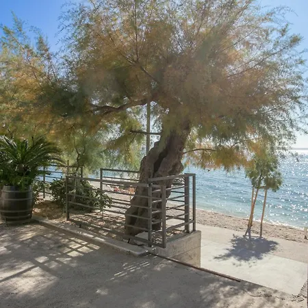 Апартаменты Family Friendly Seaside Podstrana, Split - 13725 Подстрана